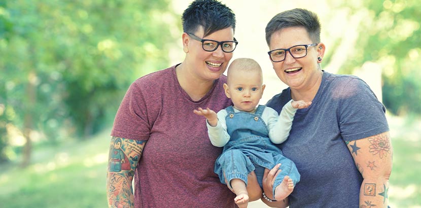 Lesbisches Paar mit ihrem Baby, das durch künstliche Befruchtung gezeugt wurde.
