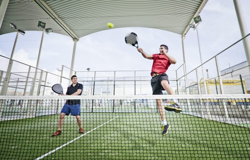 Indoor Aktivitaeten Wien: Zwei junge Männer beim Indoor Padel Tennis spielen in Wien.