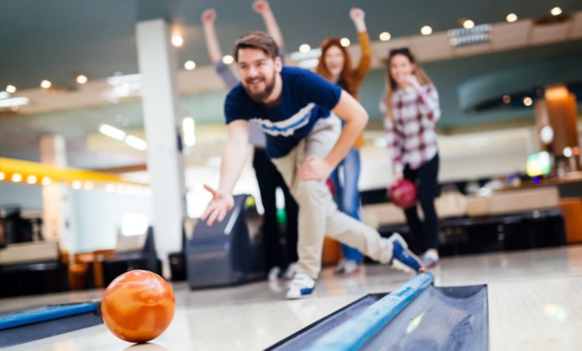 Gruppe von Freunden beim Indoor Bowling in Wien