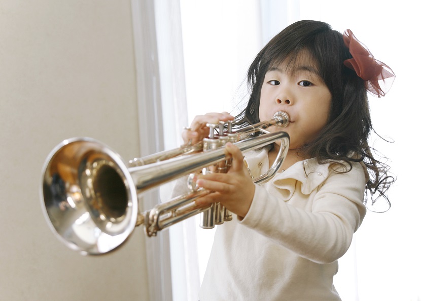 Kind Instrumente lernen Trompete