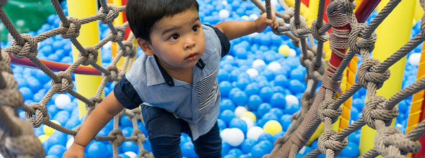 Kinderland Steyr: Ein Kind spielt im Indoor-Spielplatz