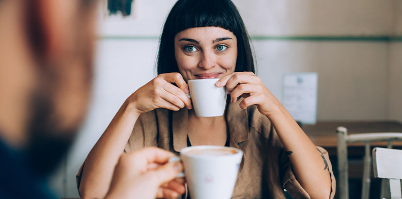 Cafe Wien: eine Frau und ein Mann bei einem romantischen Date mit Kaffee und Kuchen