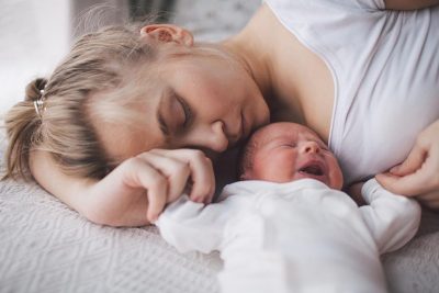 Baby verkühlt was tun? Mutter mit erkältetem Kleinkind.