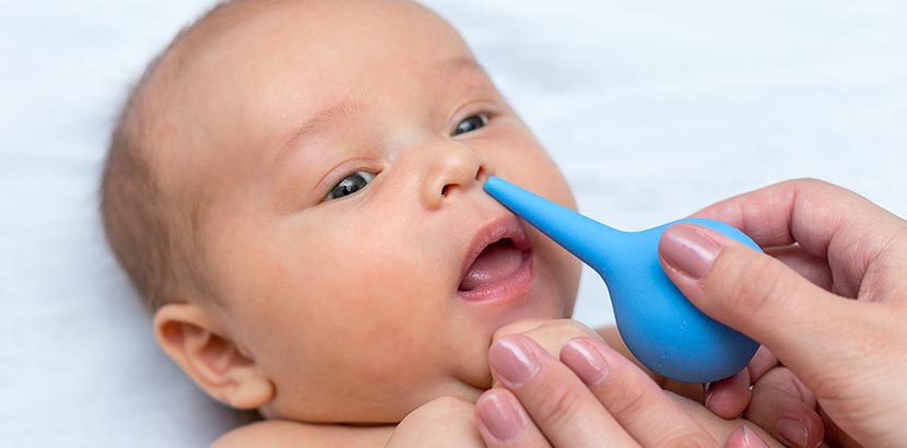 Kind mit Erkältung lässt sich die Nase gut reinigen.