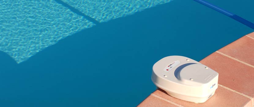 Ein Pool-Alarm in einem Pool. Dadurch lässt sich der Pool kindersicher machen.