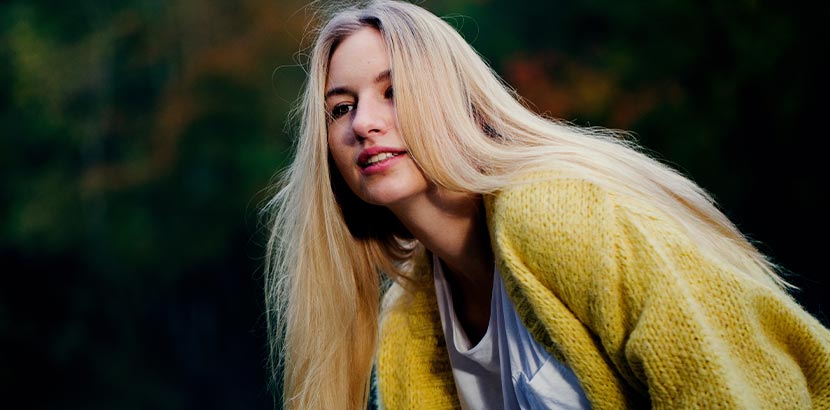 Haare bleichen und aufhellen: Eine Frau mit blonden Haaren
