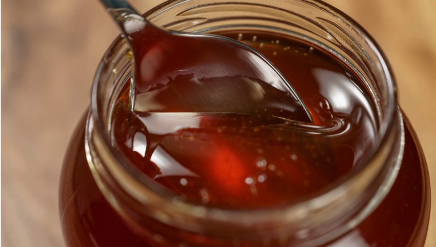 Echter Manuka Honig hat eine dunkle Farbe