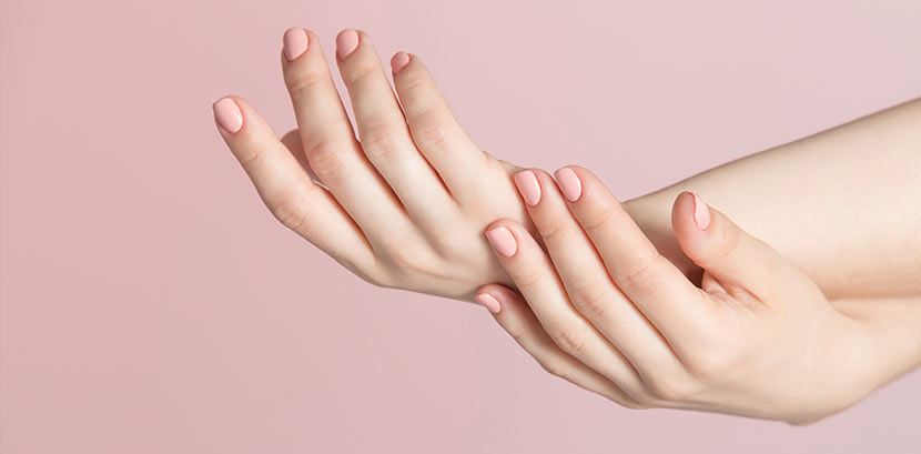 Eine Frau mit Shellac Nägeln in Nudetönen (Babyboomer Nails)