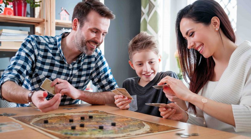 Familie spielt Brettspiel