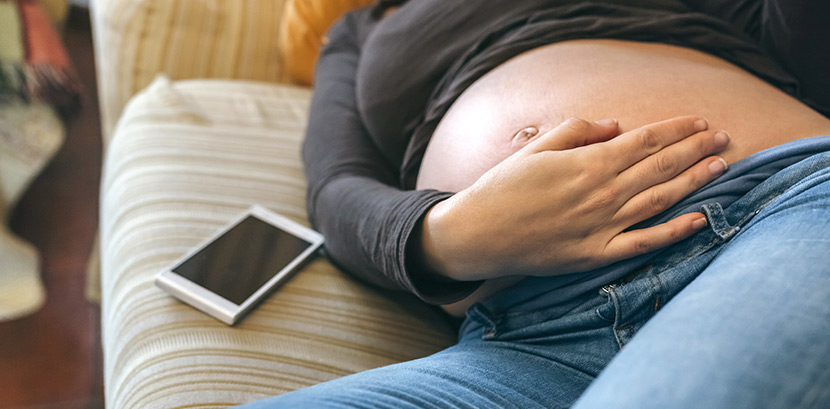Eine schwangere Frau hat eine Blasenentzündung