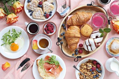 Muttertagsbrunch Wien und Umgebung: eine gedeckte Tafel mit Brunch und Frühstück.