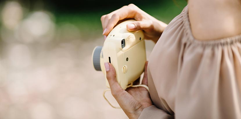 Muttertagsgeschenke: Eine Mutter hält eine Polaroid-Kamera