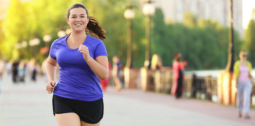 Frau beim Joggen, Bewegung und Sport gegen PCOS.