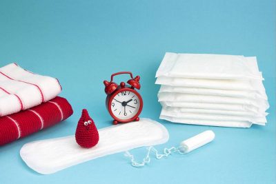 Binden, Slipeinlagen und Tampons vor blauem Hintergrund. Sind Tampons giftig?