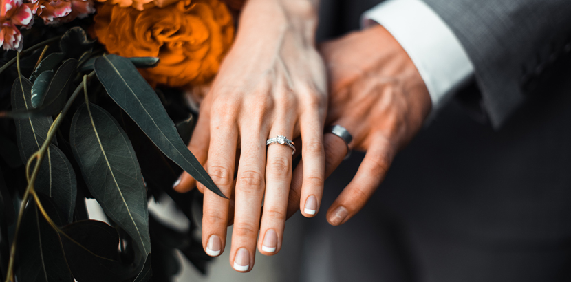 Eheringe selber schmieden: Ein Brautpaar mit handgefertigten Trauringen