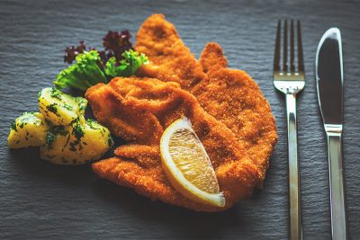 Schnitzel Linz: ein Wiener Schnitzel mit Zitrone, Petersilienkartoffel und Salat