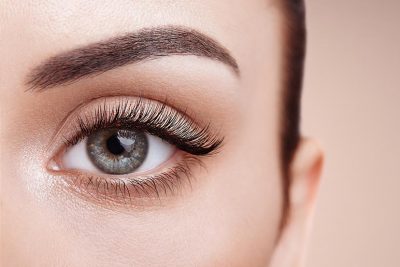 Auge von Frau mit langen Wimpern