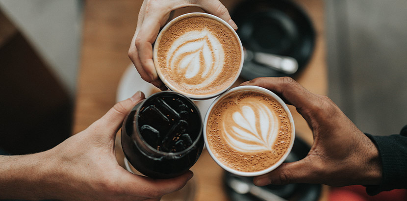 Café Linz: Drei Freunde trinken Kaffee in einem Kaffeehaus
