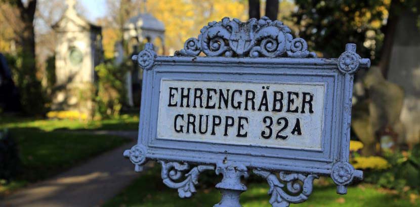 Ehrengräber-Schild am Zentralfriedhof Wien.