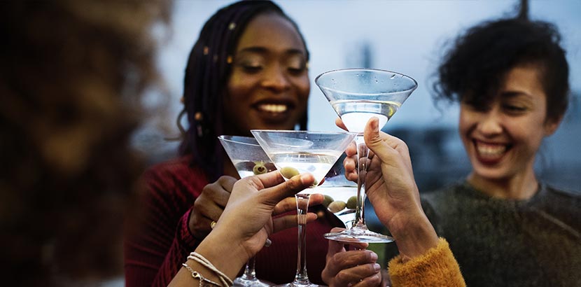 Eventlocation Wien - Frauen trinken Martini in Bar