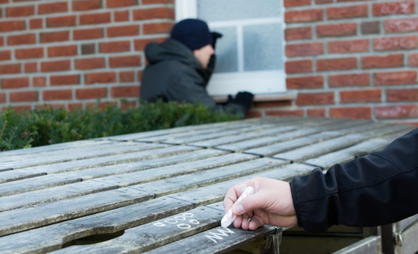 Was tun bei Gaunerzinken? Haus mit Alarmanlage sichern.