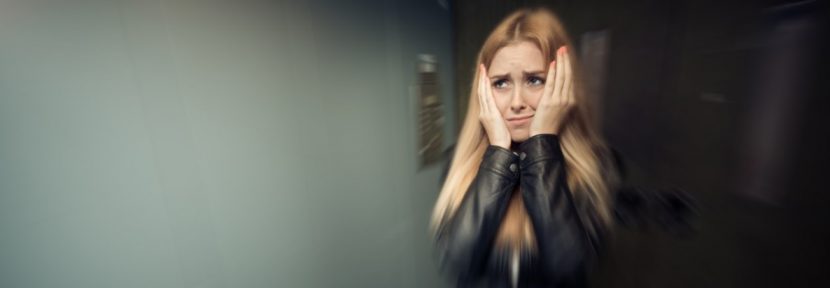 Junge Frau hat Angst und durchlebt die Symptome von Panikattacken.