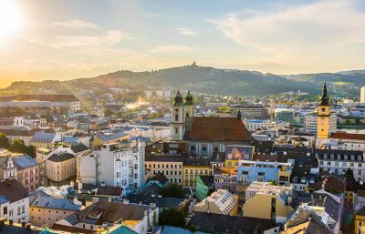 Eine Aufnahme der Skyline von Linz. Restaurants mit Aussicht Linz