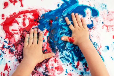 Ergotherapie Kinder: Kind malt mit Farben