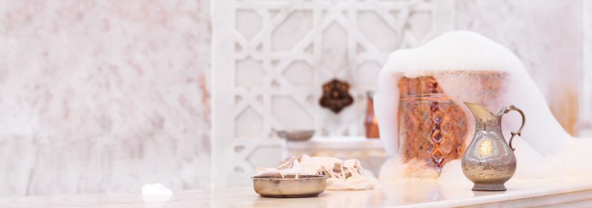 Hamam in Wien mit Seifenschaum und Wasserkaraffe.