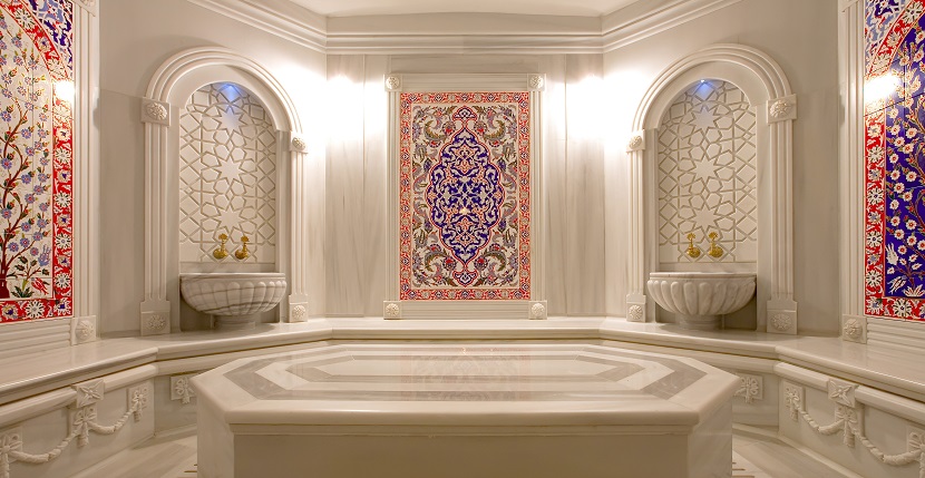 Hamam Wien: Warme Marmorplatten und orientalisches Flair.