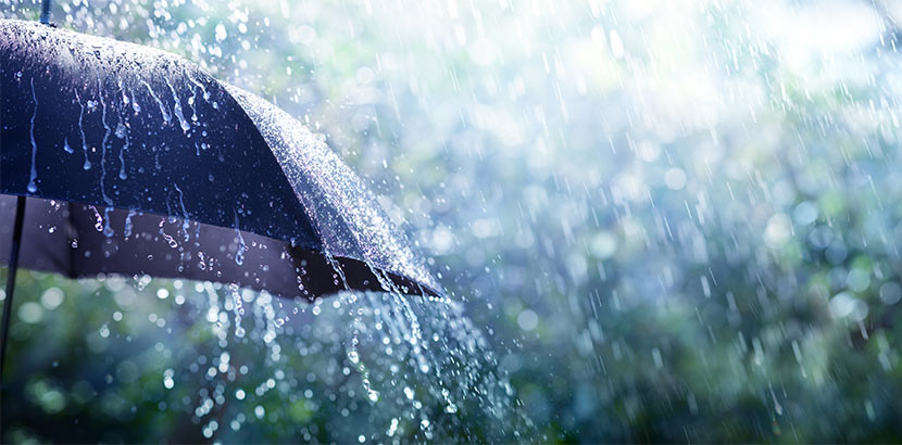 Ein Regenschirm, an dem Regenwasser abläuft. Schlechtwetterprogramm Linz