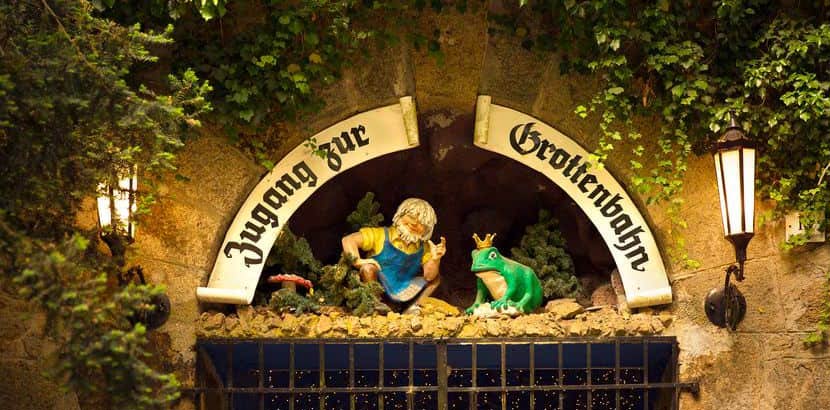 Der Eingang zur Grottenbahn Linz mit Märchenfiguren. Schlechtwetterprogramm Linz