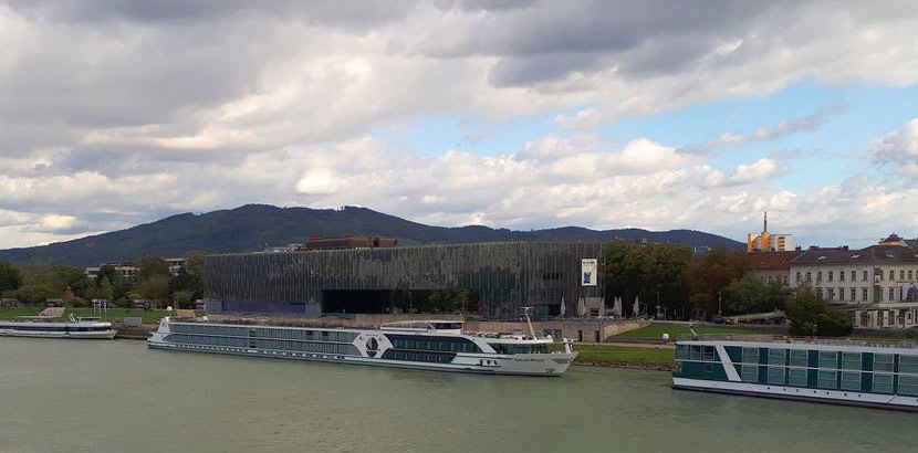 Ein Schiff, das in der Donau vor dem Museum Lentos angelegt hat. Schlechtwetterprogramm Linz
