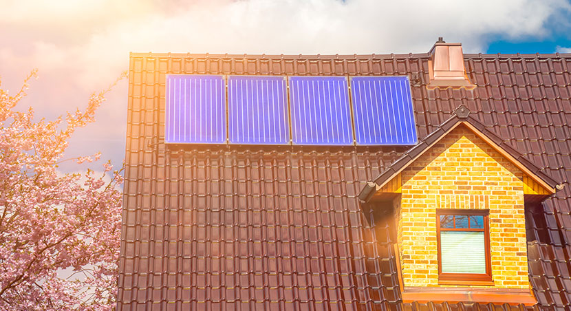 Solarthermie: Solarkollektoren auf einem Hausdach