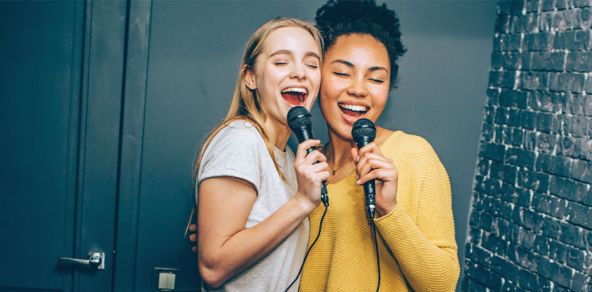Zwei Freundinnen beim Karaoke singen. Geschenke für Teenager.