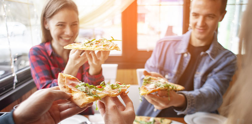 Teenager beim Pizza essen mit Eltern. Geschenke für Teenager.