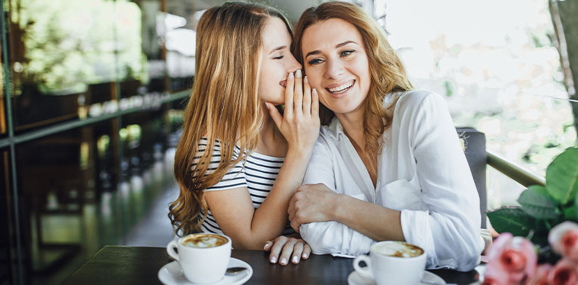 Mutter und Tochter beim gemeinsamen Kaffeetrinken. Geschenke für Teenager.