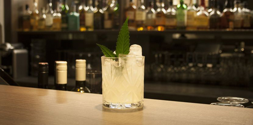 Ein weißer Cocktail, der auf einer Bartheke steht. Cocktailbar Linz.