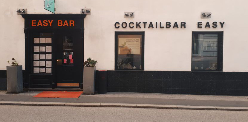 Eine Außenaufnahme der Cocktailbar Easy. Cocktailbar Linz