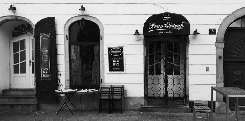 Die Fassade des Salon Frau Dietrich. Cocktailbar Linz