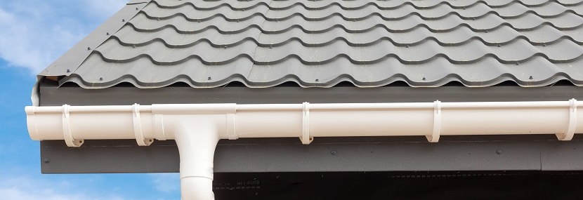weiße Dachrinne auf grauem Dach