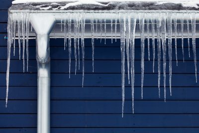 Eis auf der Dachrinne von einem Gebäude, das verhindert werden soll.