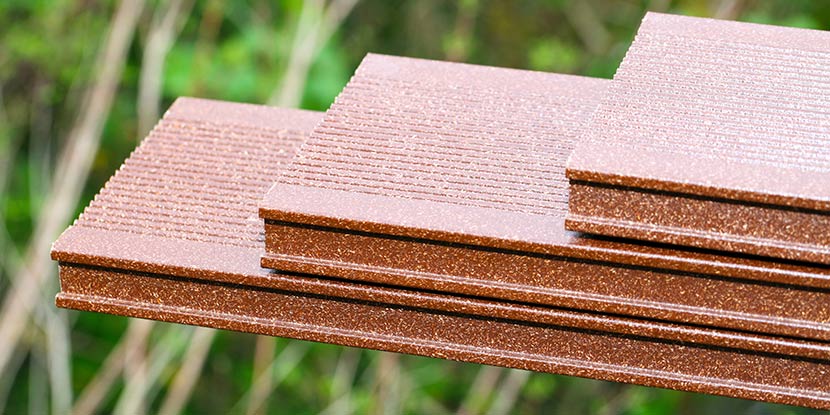 Terrassendielen aus WPC: Drei WPC Dielen für eine Terrasse in Rot für die Holzterrasse