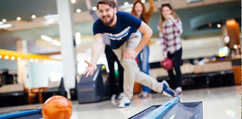 Gruppe von Freunden beim Indoor Bowling in Wien