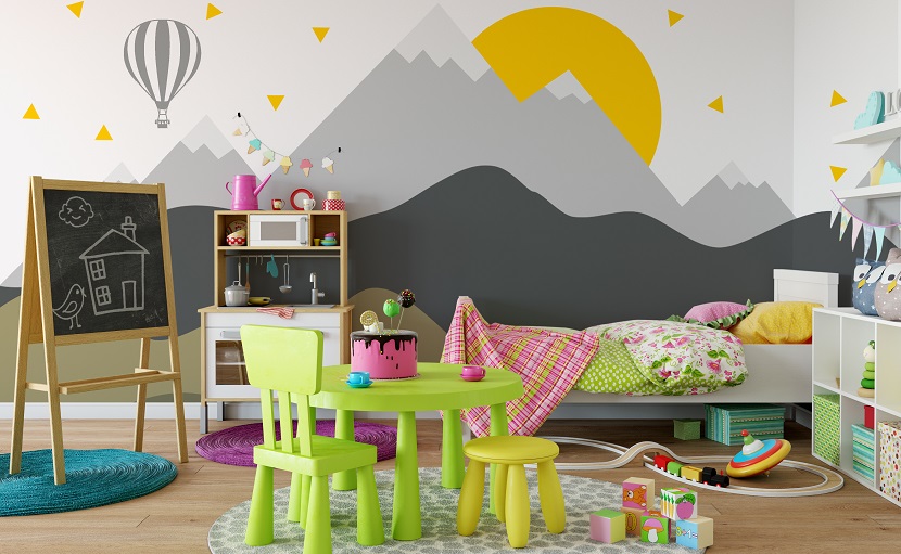Kinderzimmer bunt einrichten mit grünen Sesseln, Bett und Tafel