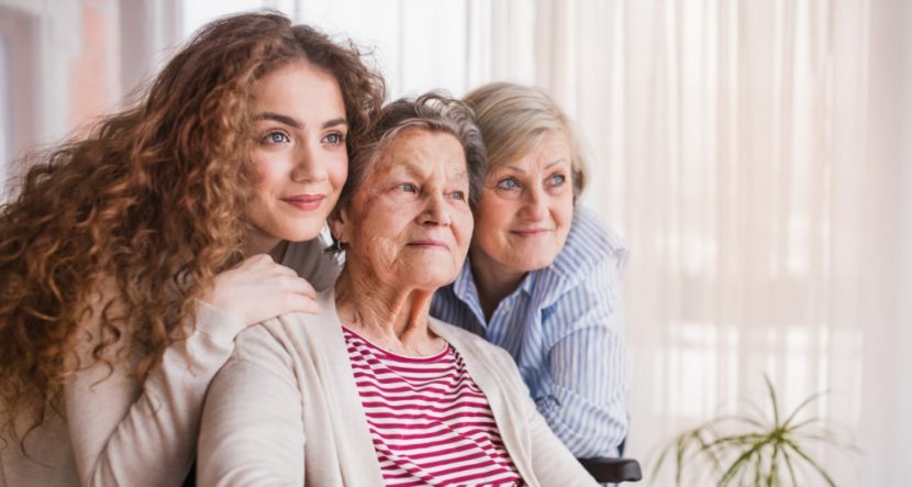 Drei Generationen von Frauen einer Familie: Großmutter, Mutter und Enkeltochter. Familienaufstellung Wien, Graz und Linz.