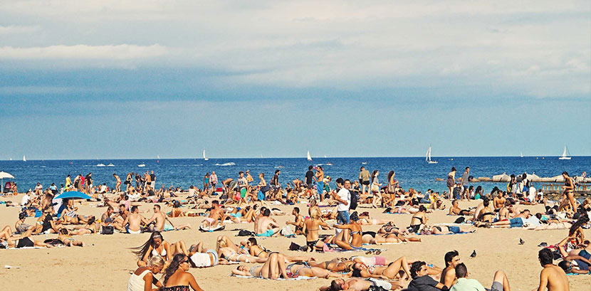 Sonnenallergie: Ein Strand im Sommer mit vielen Menschen.