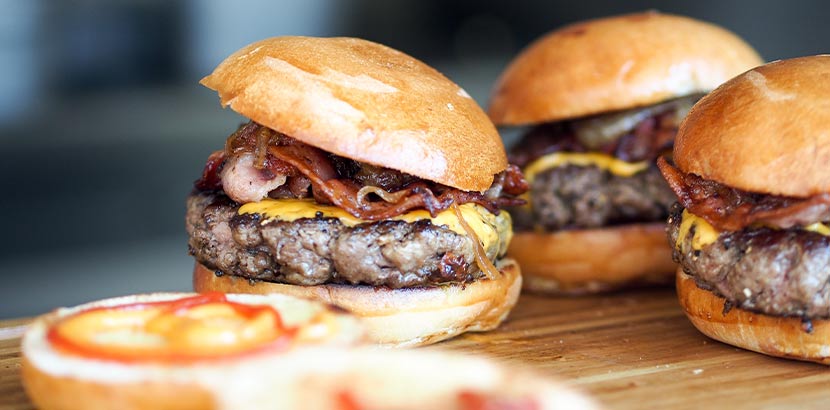 Burger Linz: Drei Burger mit Fleisch, Speck und Käse