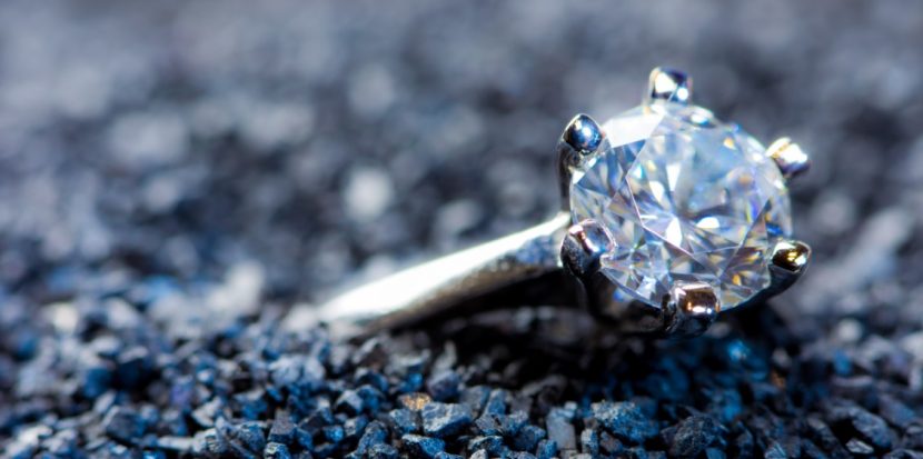 Diamantring, dessen Edelstein im Rahmen einer Diamantbestattung entstanden ist. Diamant aus Asche.