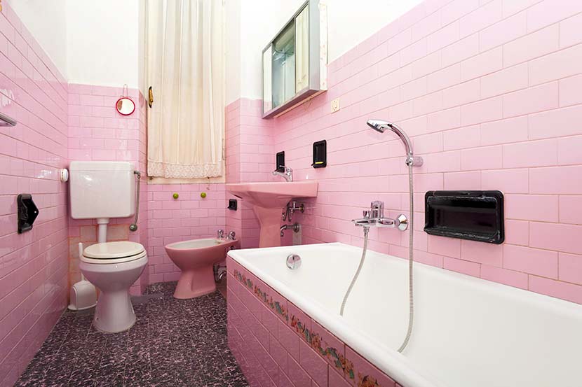 Fliesen streichen: Ein Badezimmer, in dem die Badfliesen rosa gestrichen wurden.